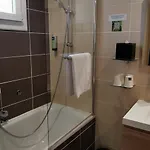 Отель Le Valaurie Saint-Nazaire (Gard)